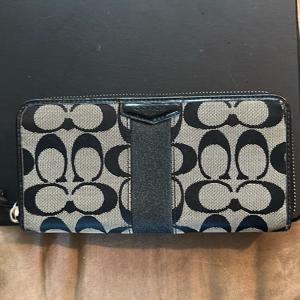 Pre-loved vintage coach wallet extremely clean inside and out